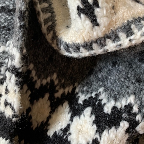 AE Soft, Patterned Scarf - Picture 4 of 4